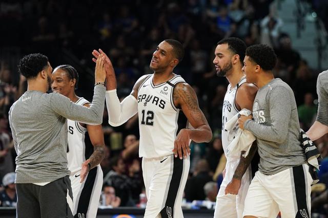 节日巡游的 节日巡游的